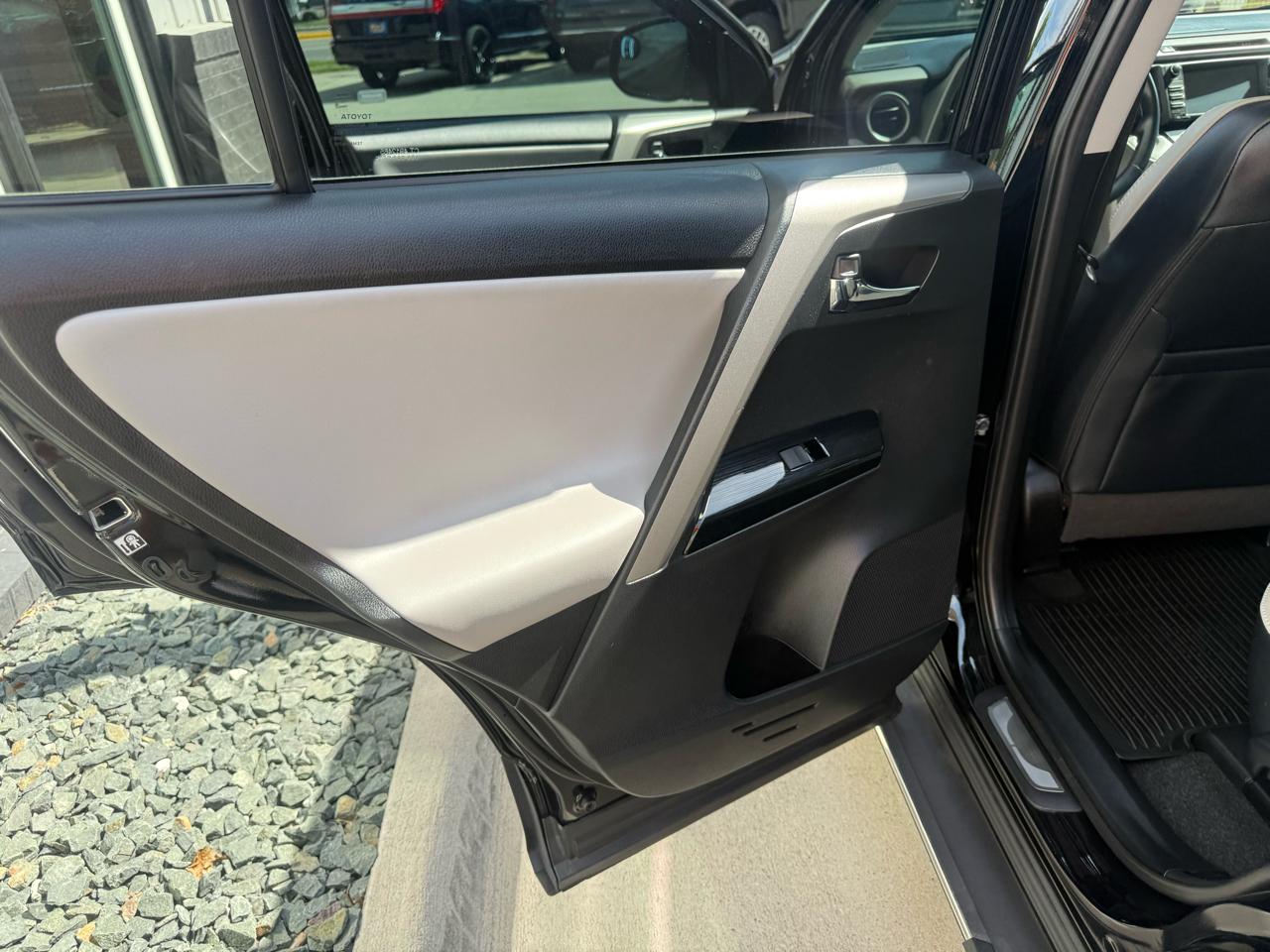 Toyota RAV4 Limited AWD (Natl) 2017