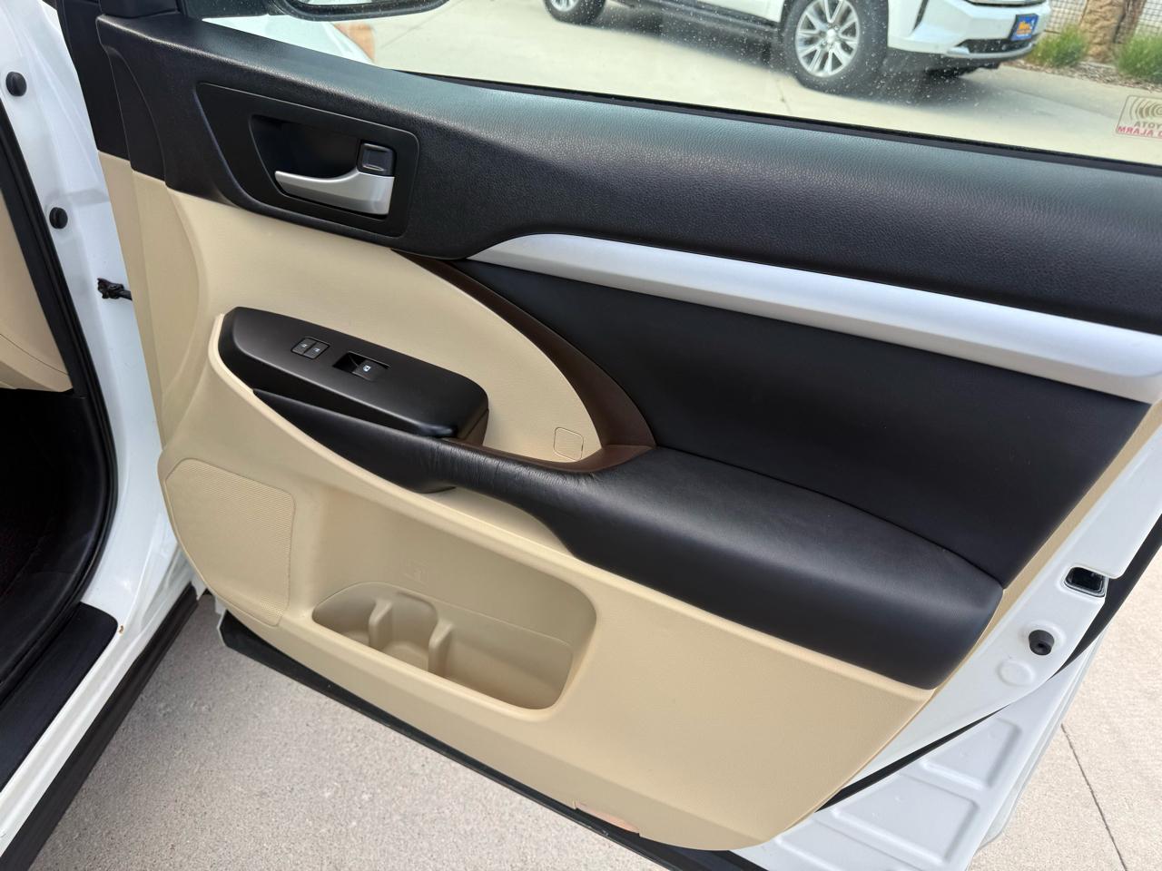 Toyota Highlander AWD 4dr V6 XLE (Natl) 2015