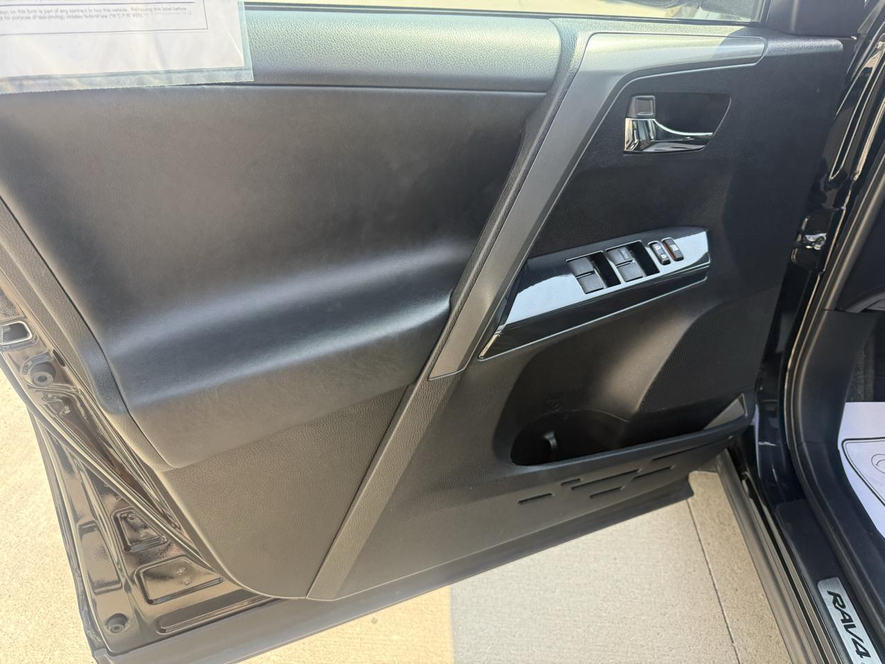 Toyota RAV4 SE AWD (Natl) 2017