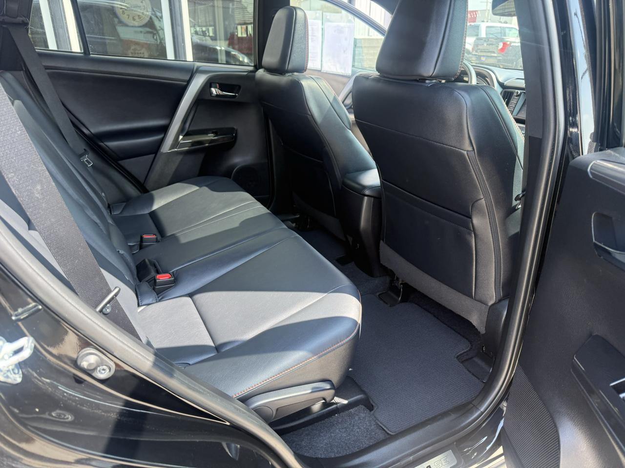 Toyota RAV4 SE AWD (Natl) 2017