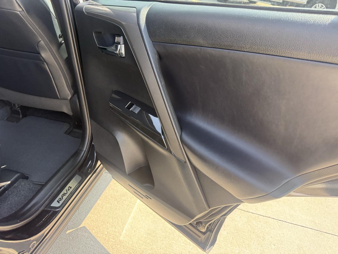 Toyota RAV4 SE AWD (Natl) 2017