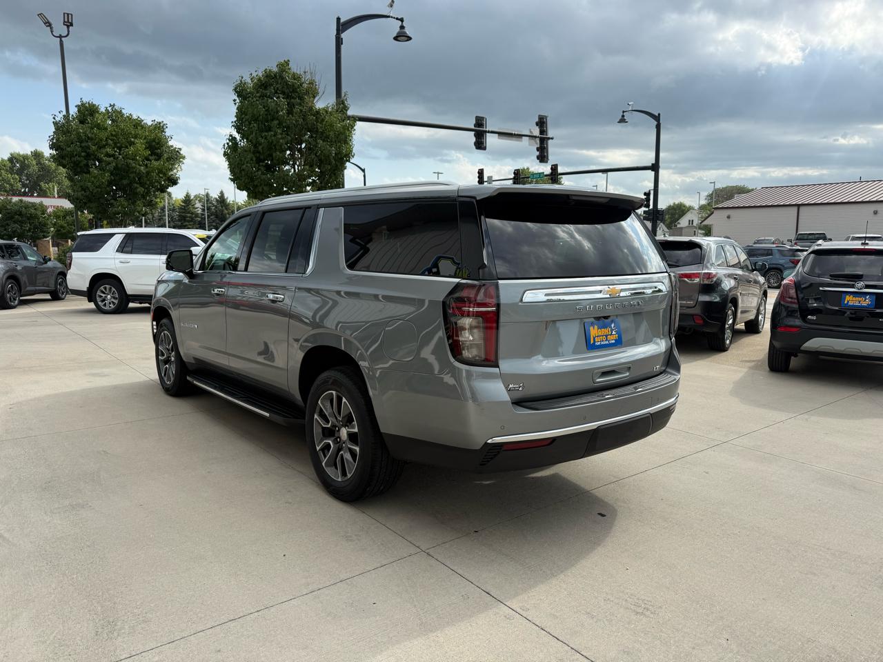 Chevrolet Suburban 4WD 4dr LT 2023