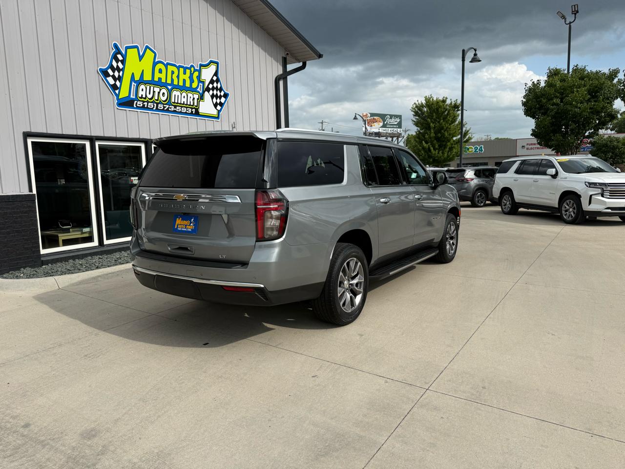 Chevrolet Suburban 4WD 4dr LT 2023