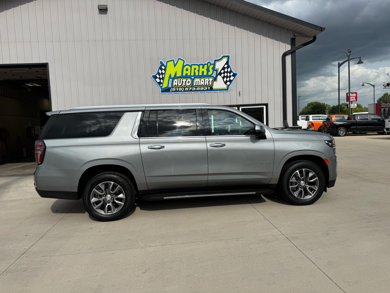 Chevrolet Suburban 4WD 4dr LT 2023