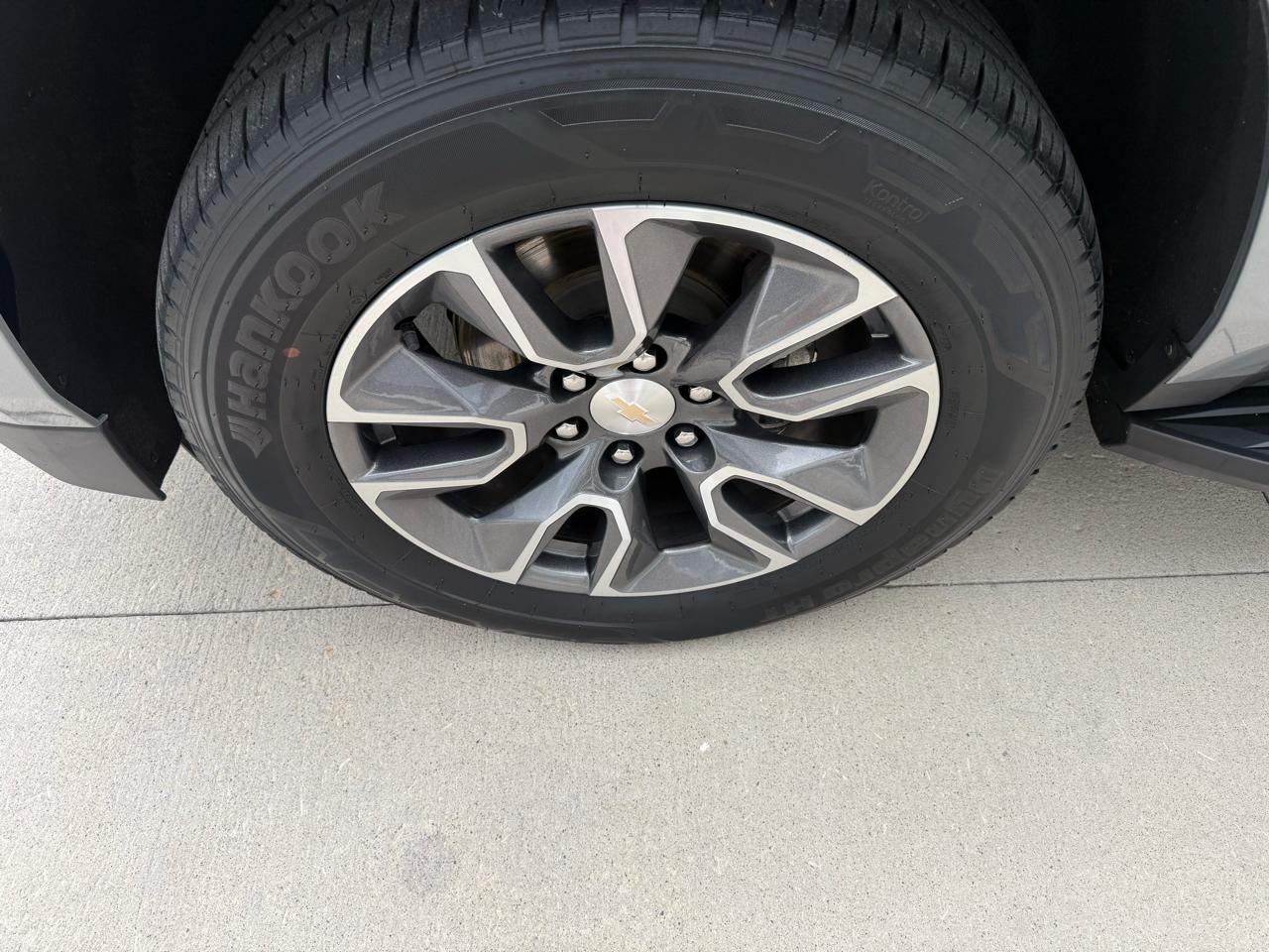 Chevrolet Suburban 4WD 4dr LT 2023