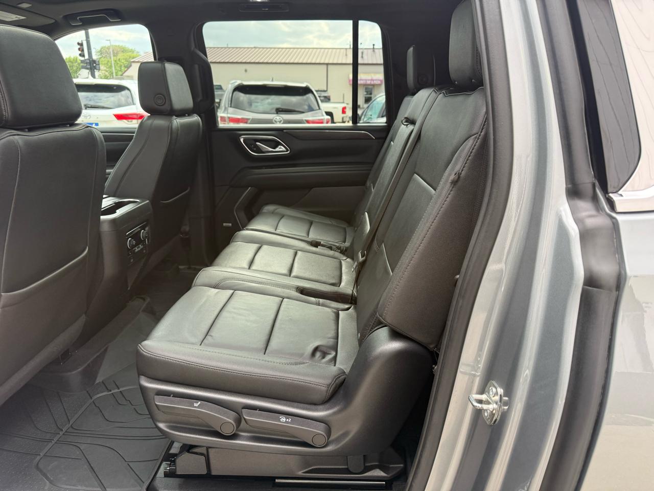 Chevrolet Suburban 4WD 4dr LT 2023
