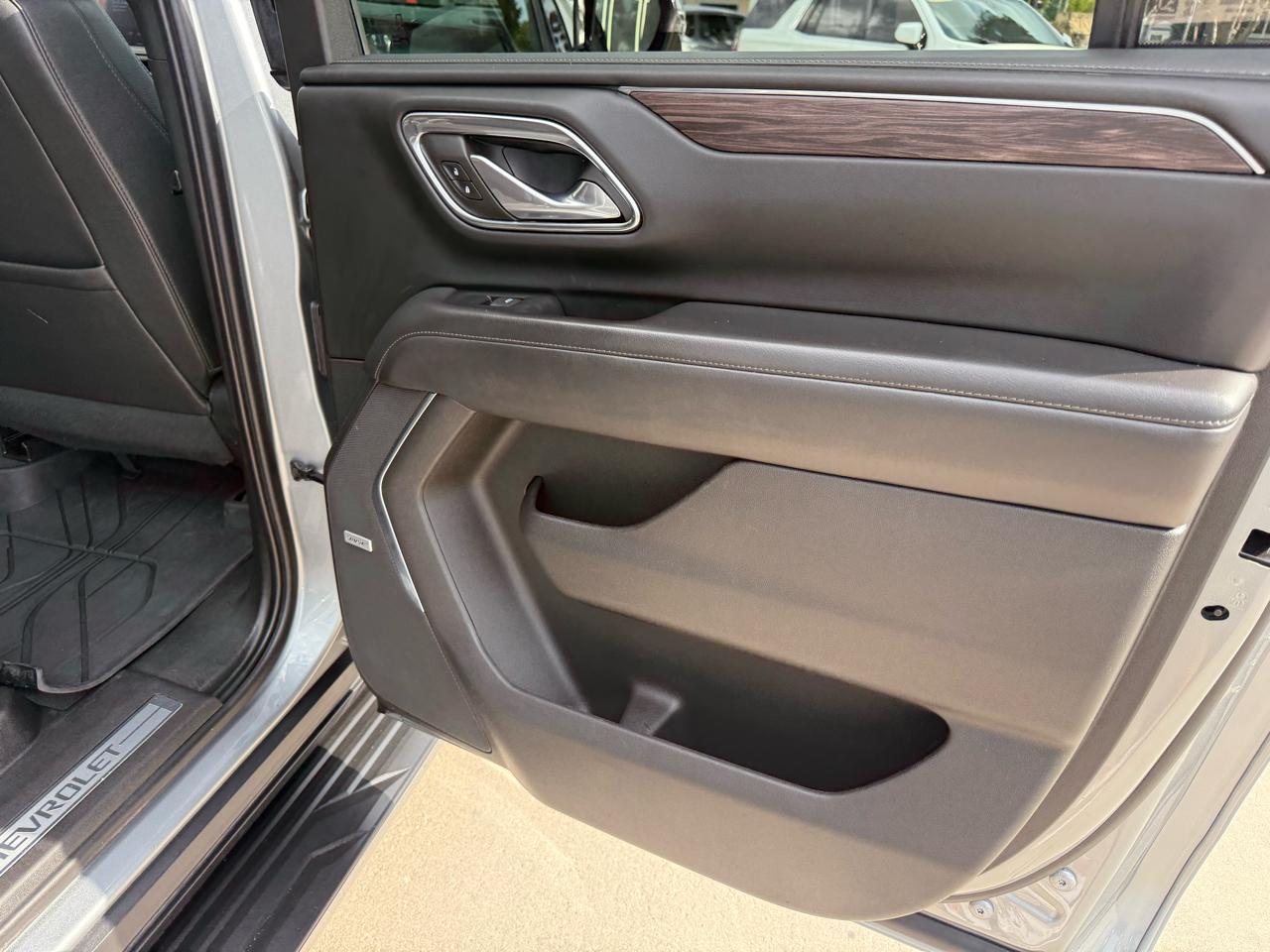 Chevrolet Suburban 4WD 4dr LT 2023