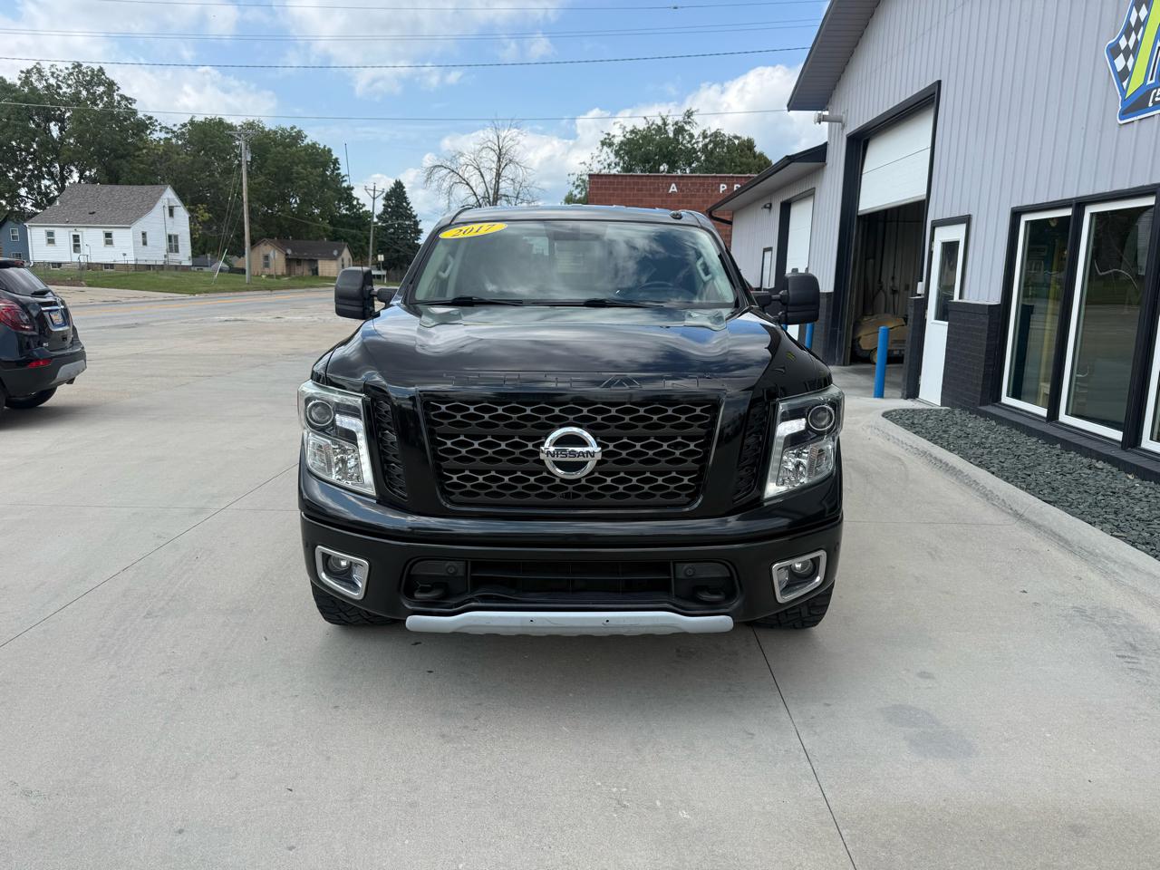 Nissan Titan 4x4 Crew Cab PRO-4X 2017