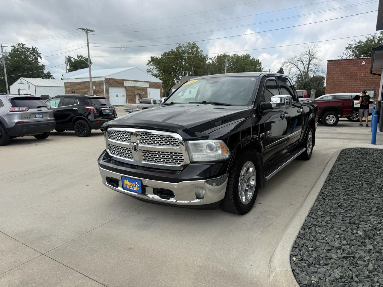 RAM 1500 4WD Crew Cab 140.5" Laramie 2016