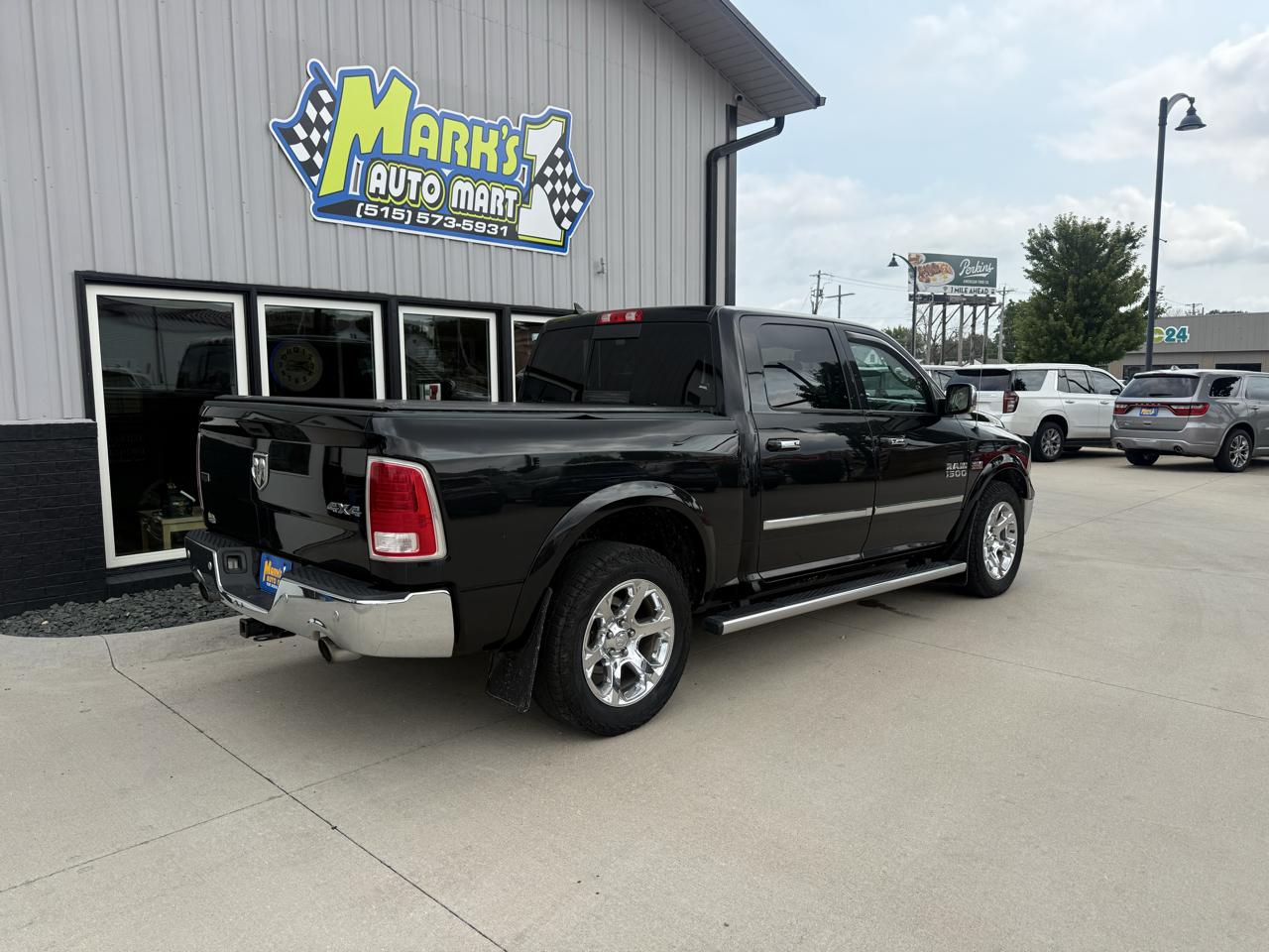 RAM 1500 4WD Crew Cab 140.5" Laramie 2016