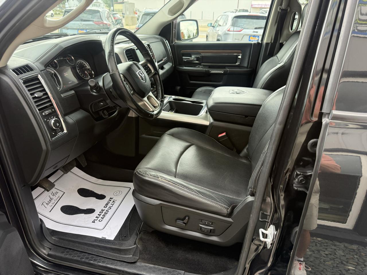 RAM 1500 4WD Crew Cab 140.5" Laramie 2016
