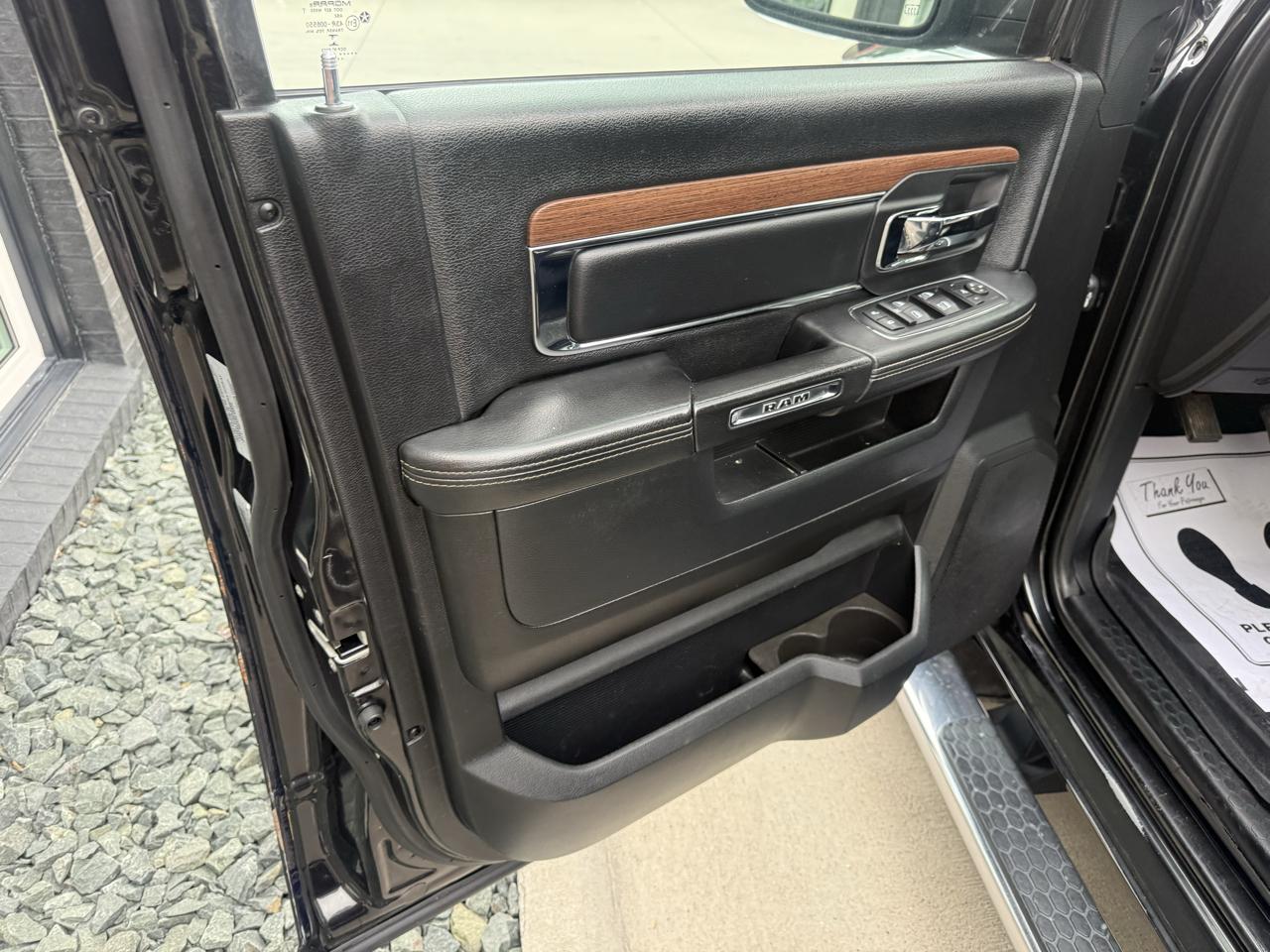 RAM 1500 4WD Crew Cab 140.5" Laramie 2016