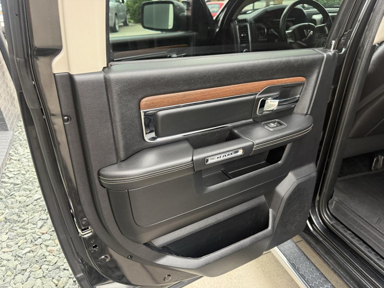 RAM 1500 4WD Crew Cab 140.5" Laramie 2016
