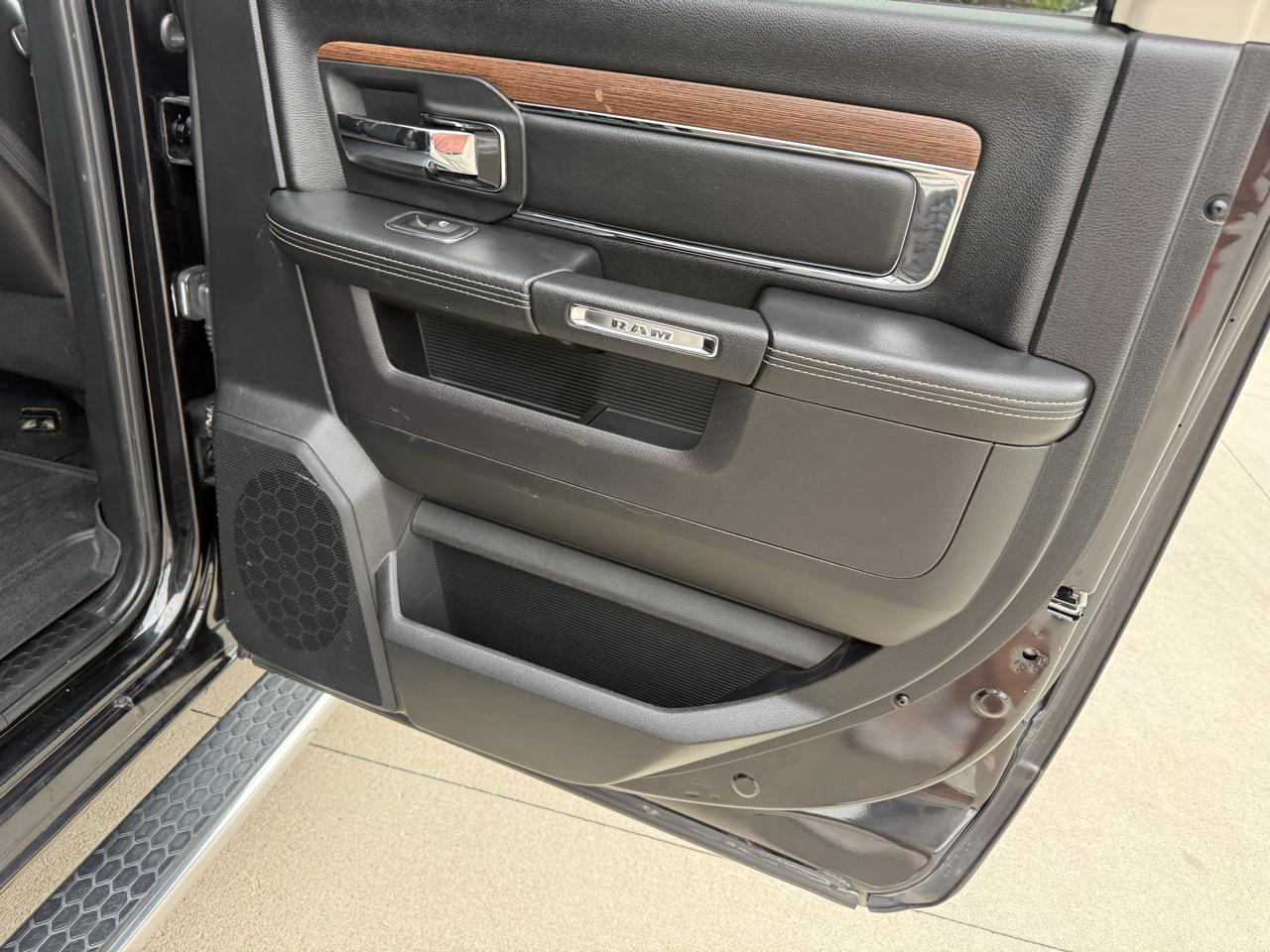 RAM 1500 4WD Crew Cab 140.5" Laramie 2016