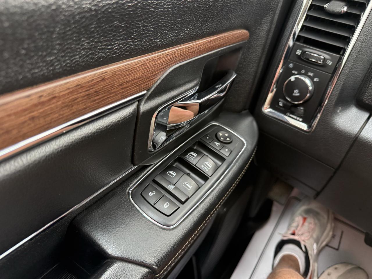 RAM 1500 4WD Crew Cab 140.5" Laramie 2016