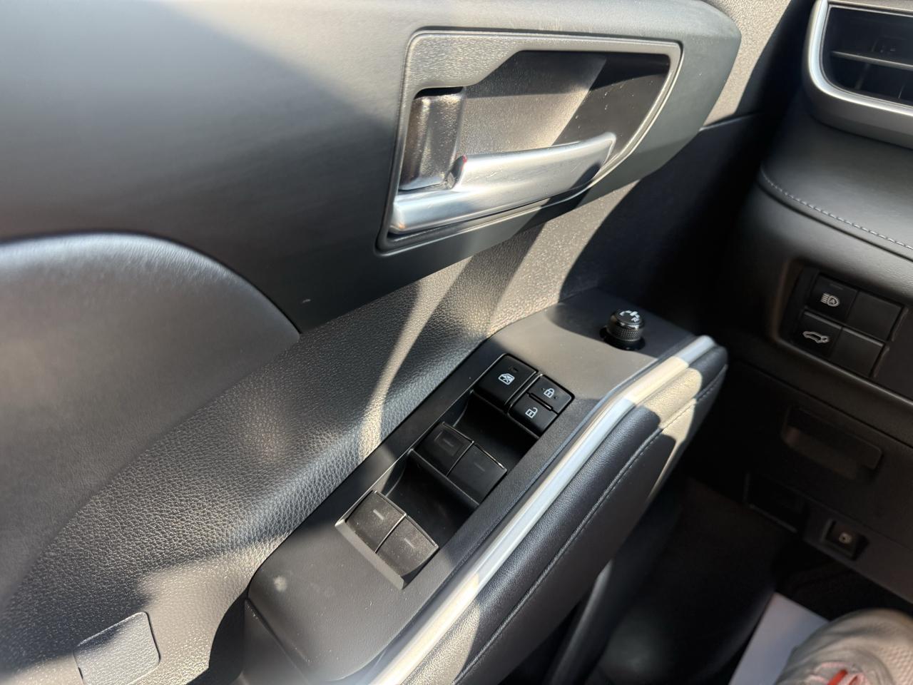 Toyota Highlander Hybrid XLE AWD (Natl) 2021