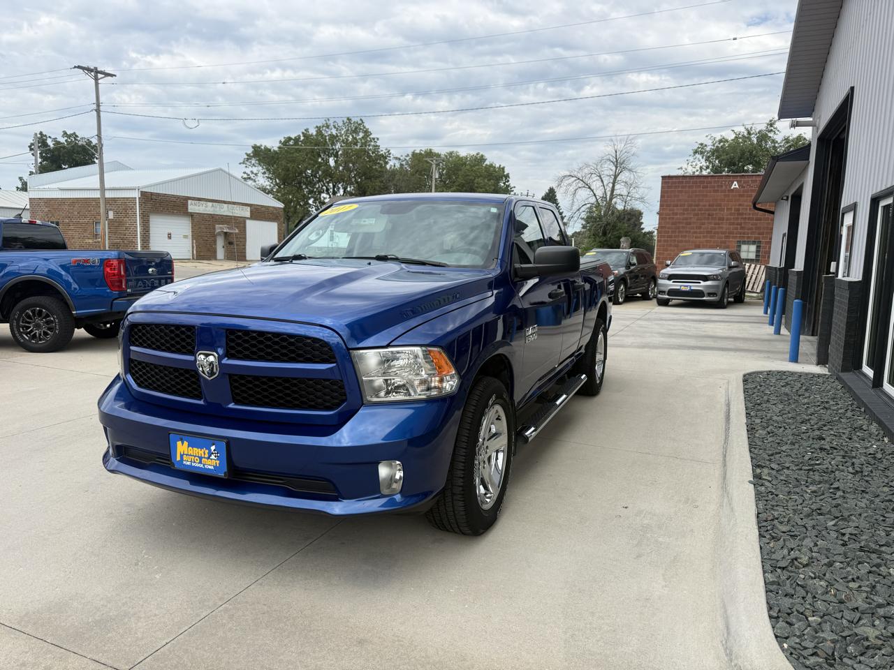 RAM 1500 Express 4x4 Quad Cab 6'4" Box 2017