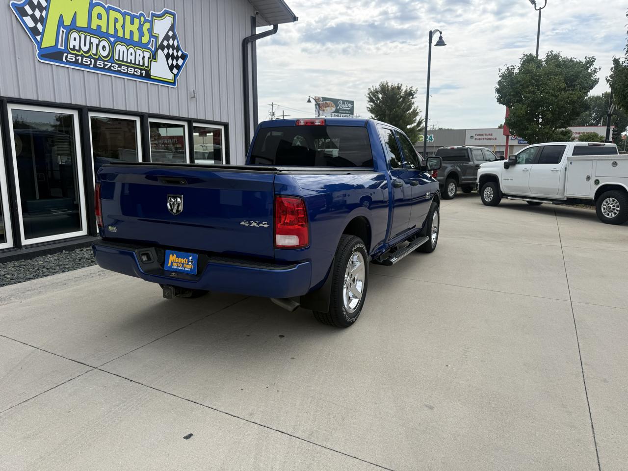 RAM 1500 Express 4x4 Quad Cab 6'4" Box 2017