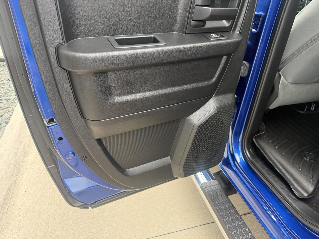 RAM 1500 Express 4x4 Quad Cab 6'4" Box 2017