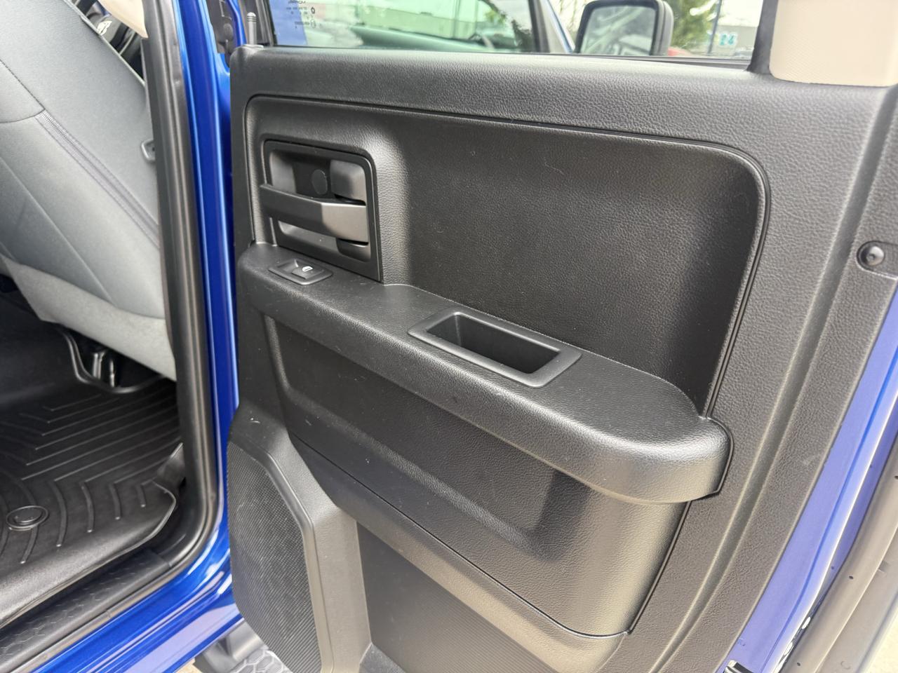 RAM 1500 Express 4x4 Quad Cab 6'4" Box 2017