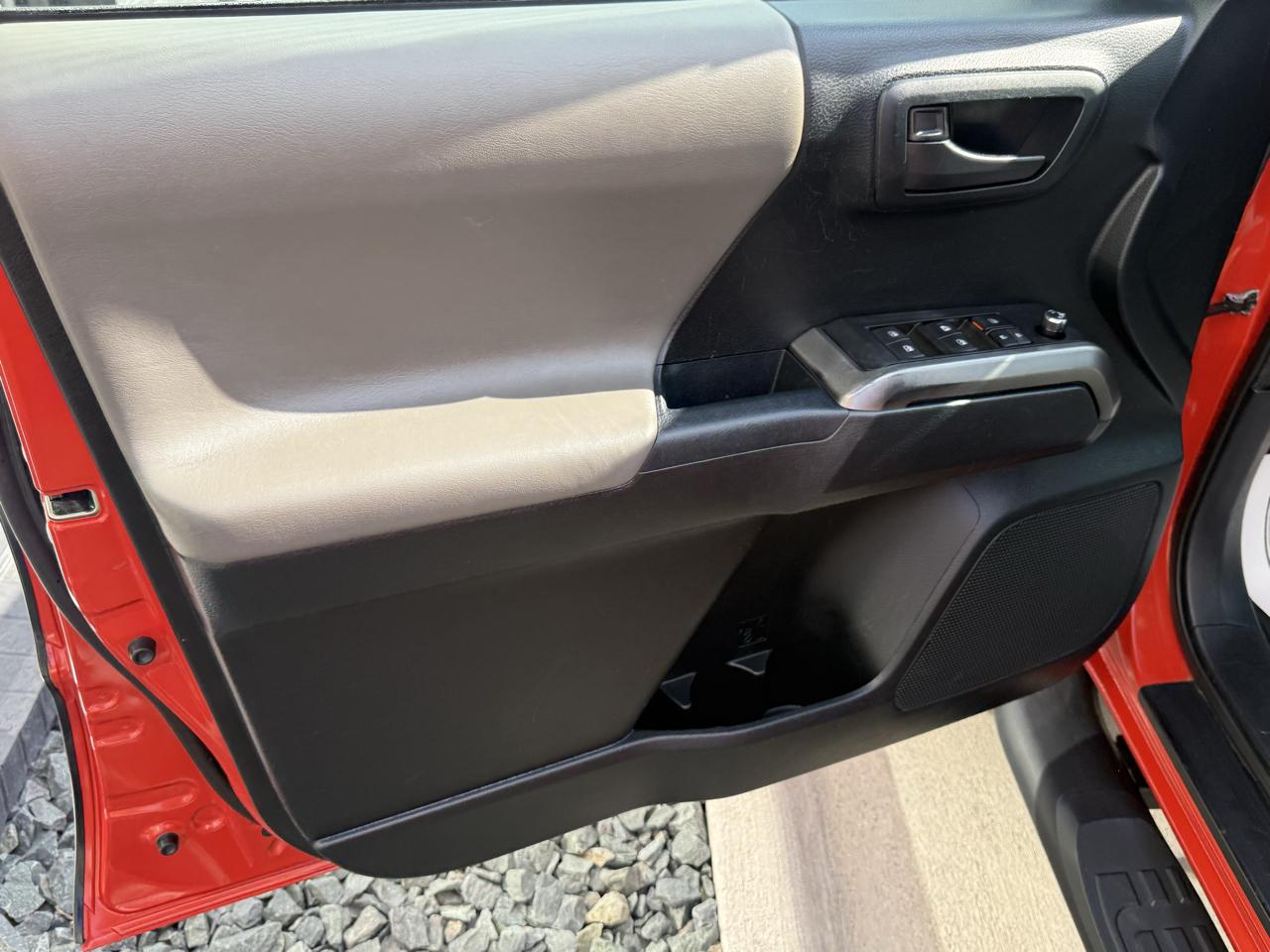 Toyota Tacoma SR5 Double Cab 5' Bed V6 4x4 AT (Natl) 2017