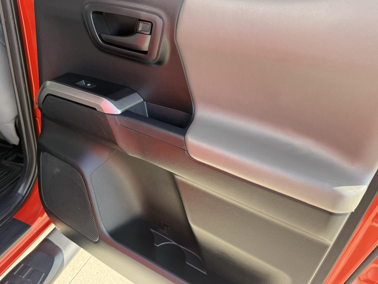 Toyota Tacoma SR5 Double Cab 5' Bed V6 4x4 AT (Natl) 2017