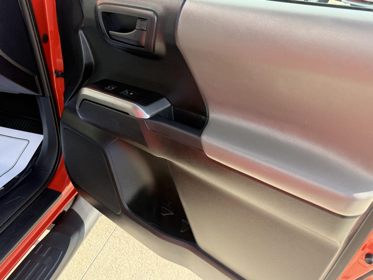 Toyota Tacoma SR5 Double Cab 5' Bed V6 4x4 AT (Natl) 2017