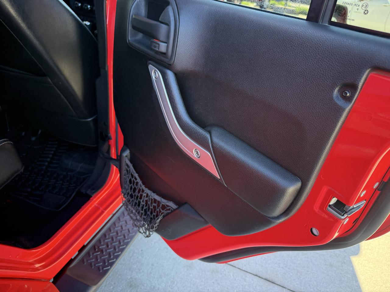 Jeep Wrangler Unlimited 4WD 4dr Sahara 2013