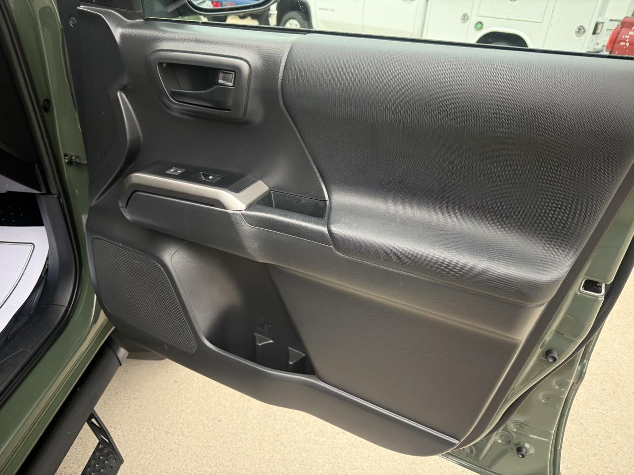 Toyota Tacoma 4WD SR Double Cab 5' Bed V6 AT (Natl) 2022