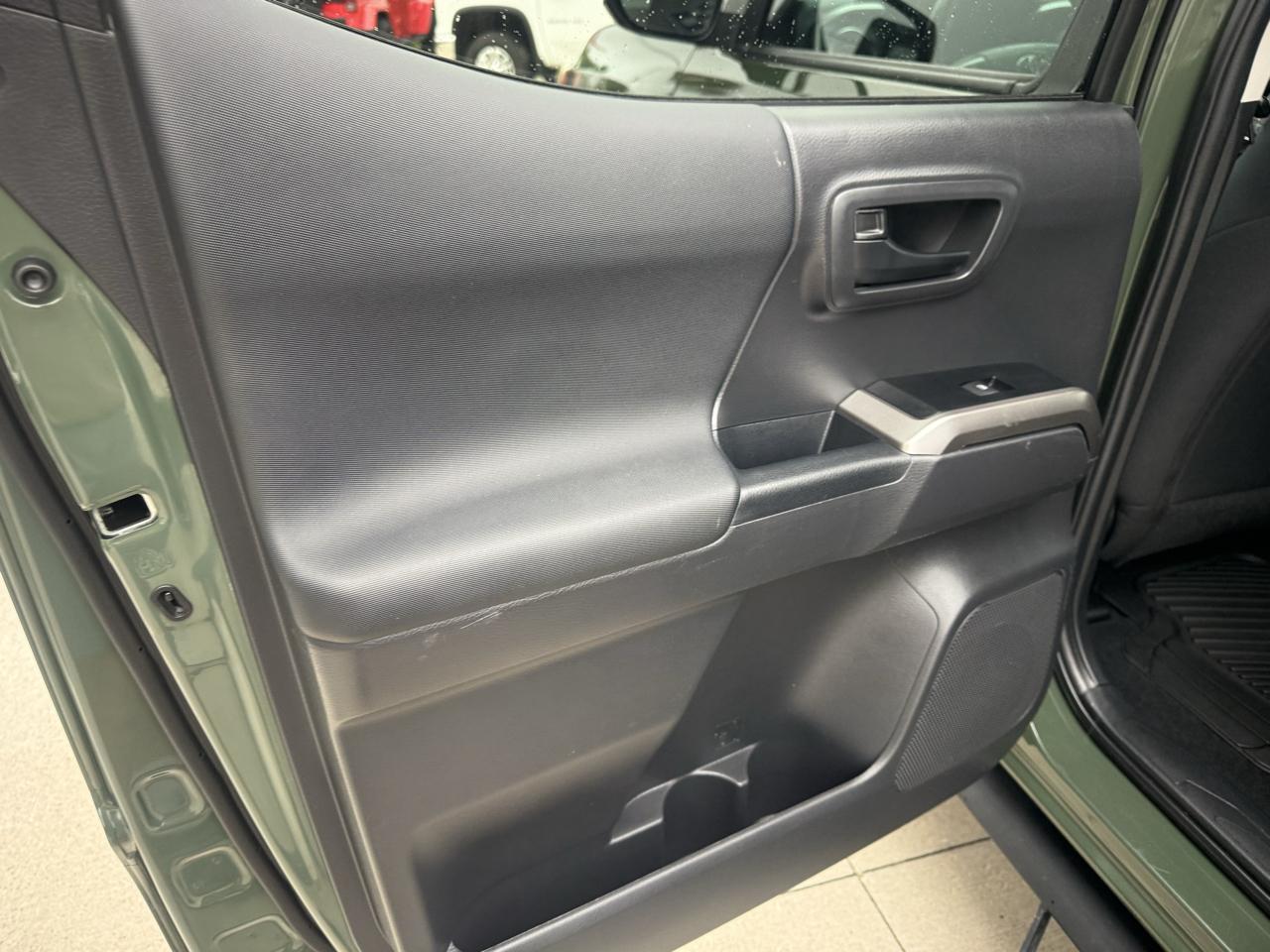 Toyota Tacoma 4WD SR Double Cab 5' Bed V6 AT (Natl) 2022