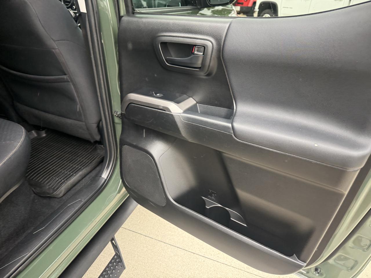 Toyota Tacoma 4WD SR Double Cab 5' Bed V6 AT (Natl) 2022