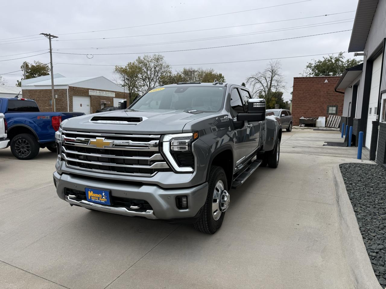 Chevrolet Silverado 3500HD 4WD Crew Cab 172" High Country 2025