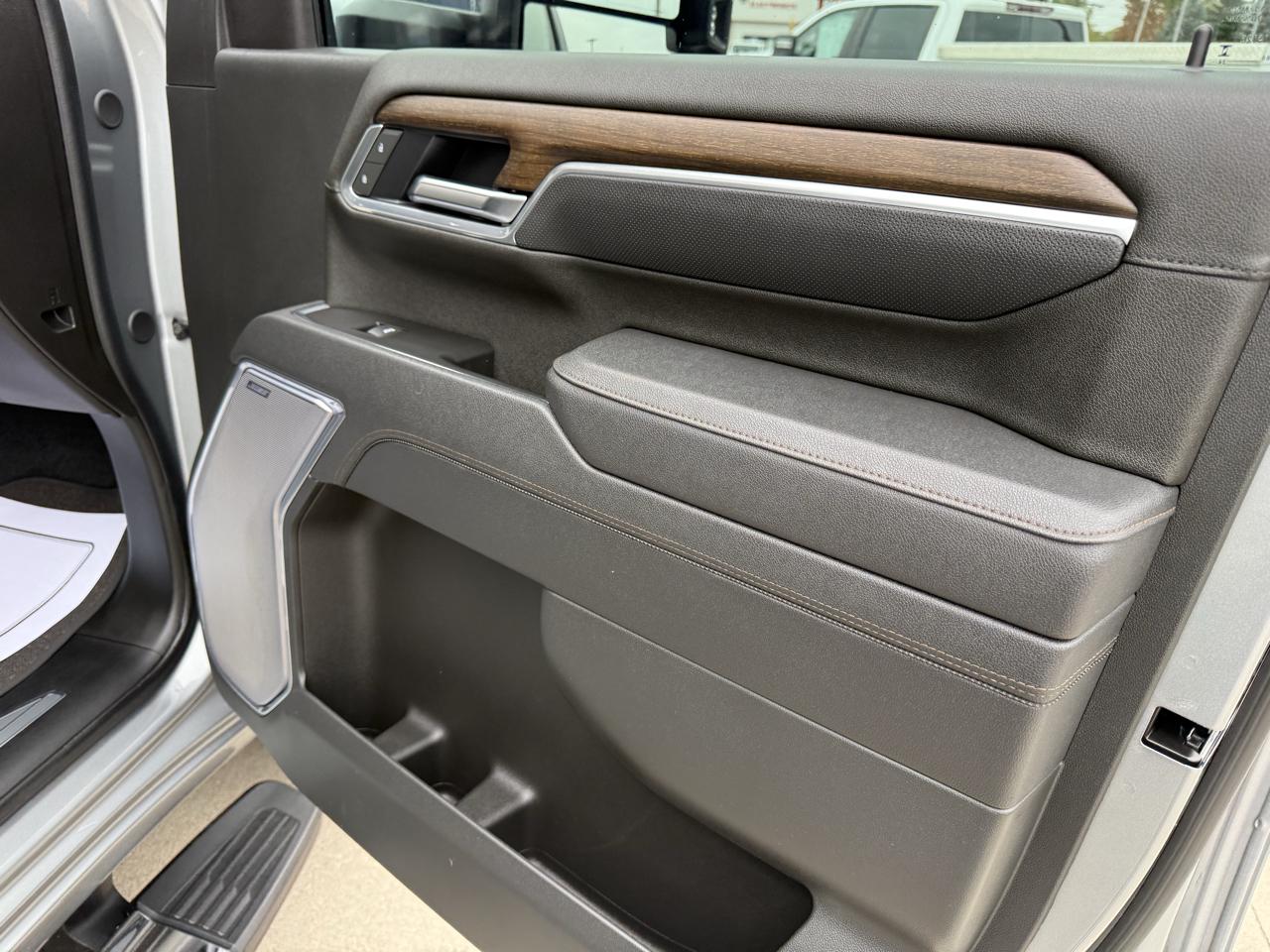 Chevrolet Silverado 3500HD 4WD Crew Cab 172" High Country 2025