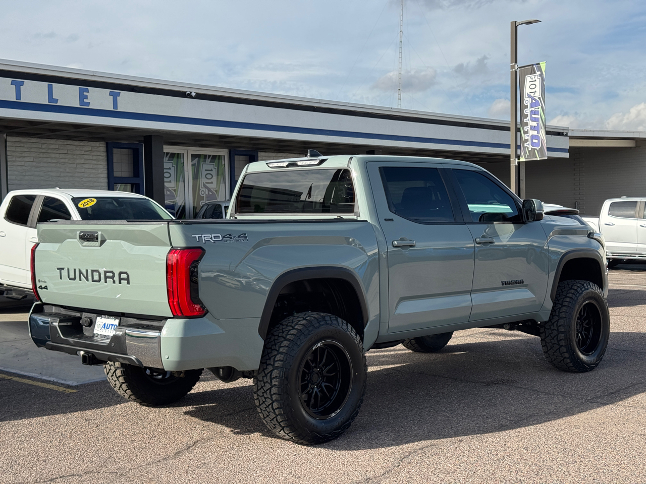 Toyota Tundra SR5 V8 4WD 2024