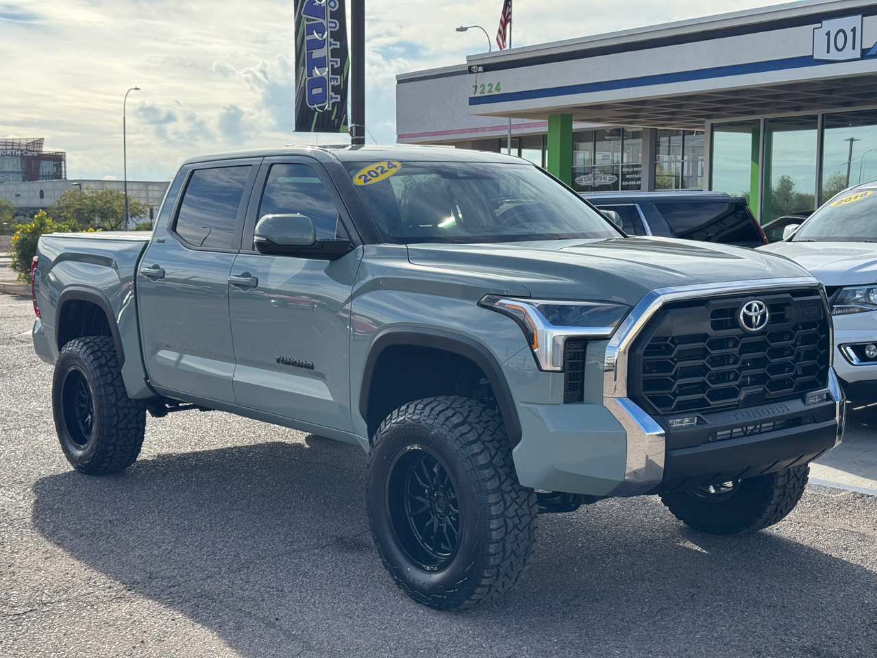 Toyota Tundra SR5 V8 4WD 2024