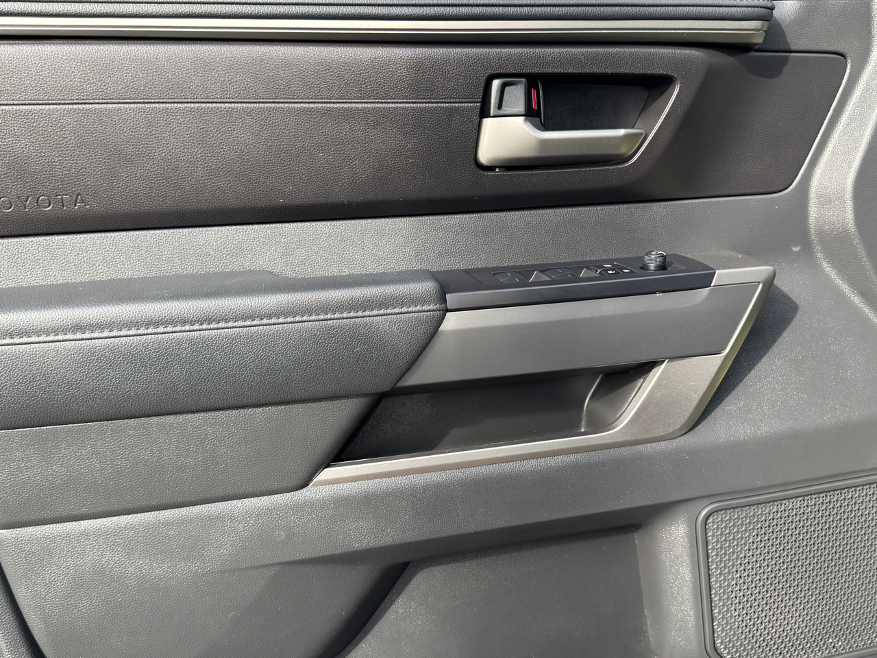 Toyota Tundra SR5 V8 4WD 2024