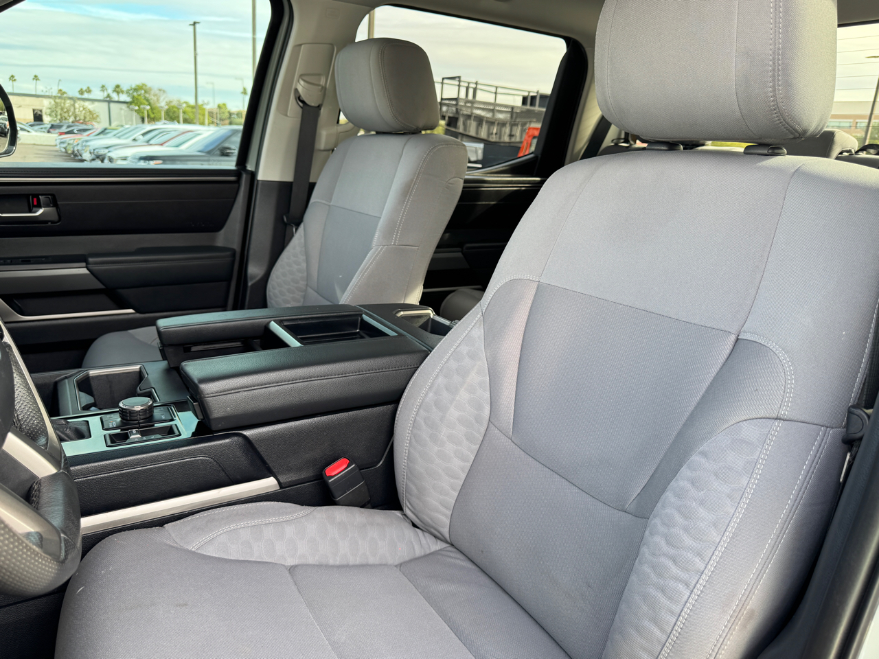 Toyota Tundra SR5 V8 4WD 2024