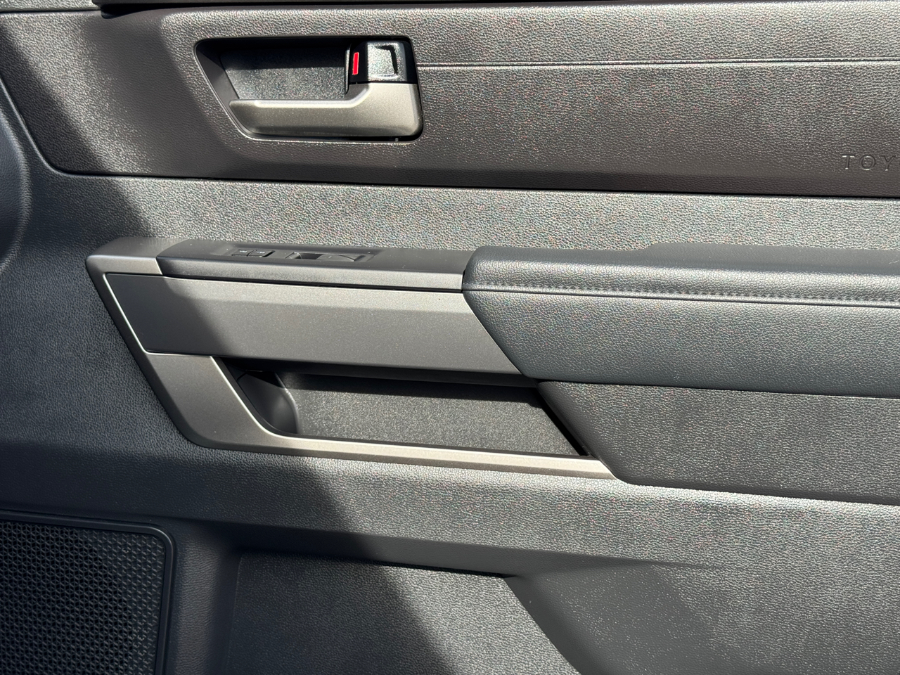 Toyota Tundra SR5 V8 4WD 2024