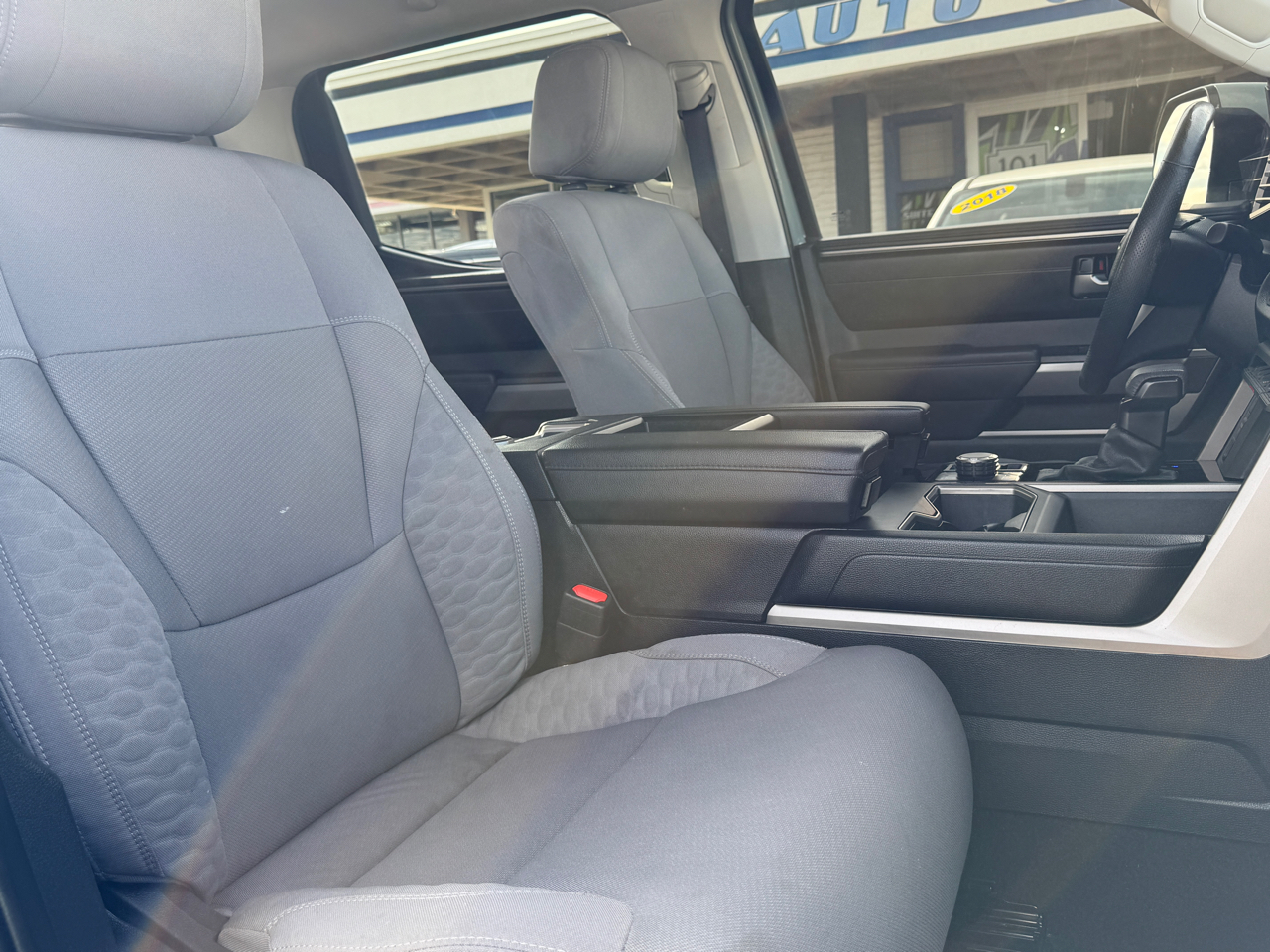 Toyota Tundra SR5 V8 4WD 2024