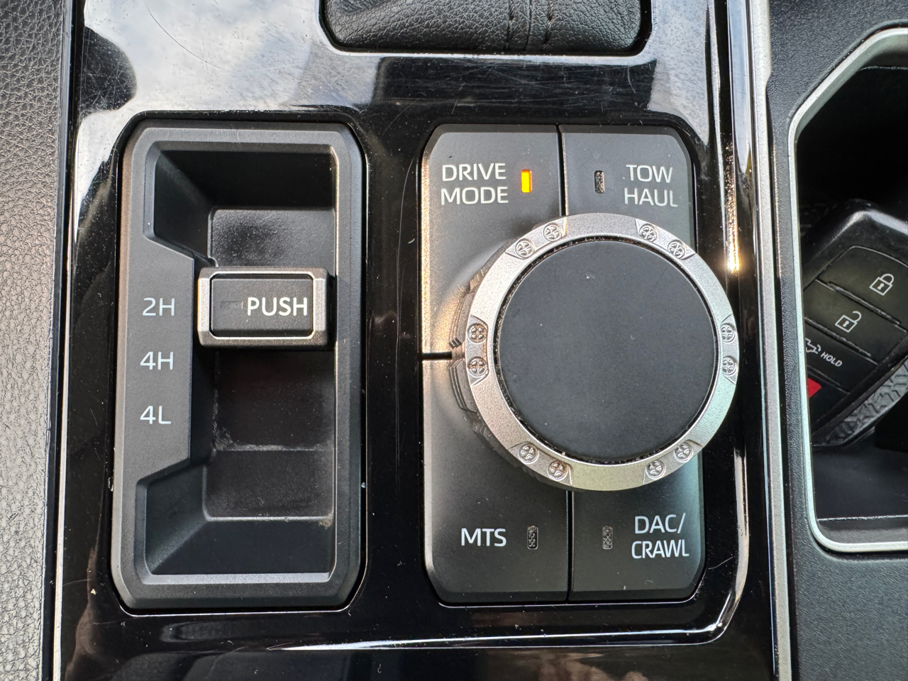 Toyota Tundra SR5 V8 4WD 2024