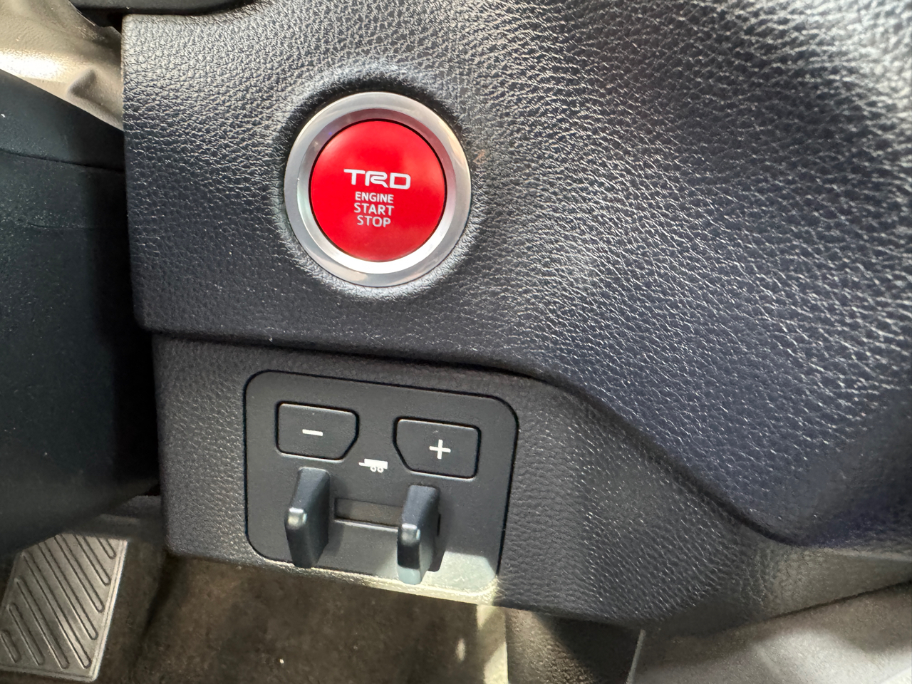 Toyota Tundra SR5 V8 4WD 2024