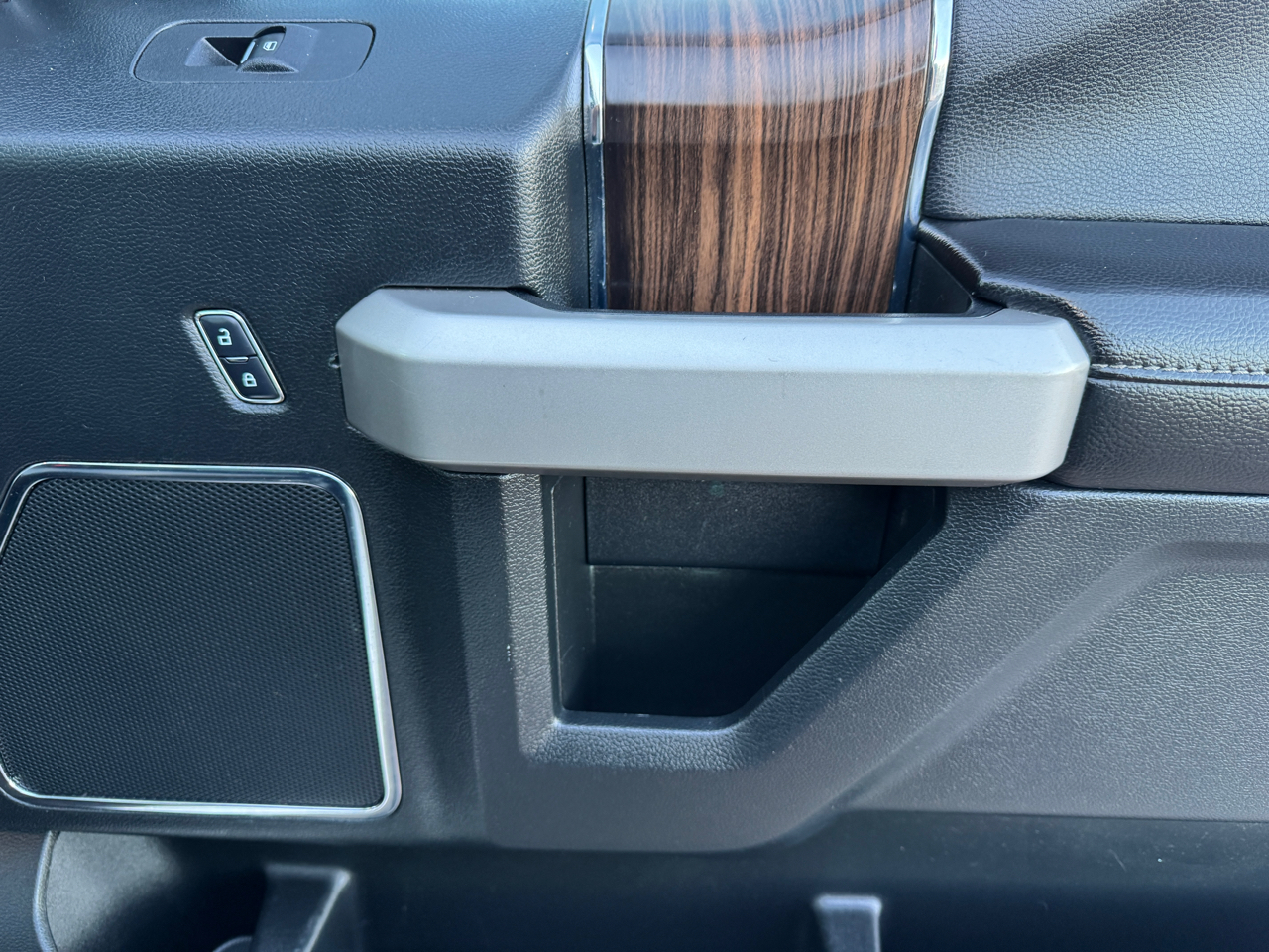 Ford F-150 Lariat SuperCab 5.5-ft Box 4WD 2015