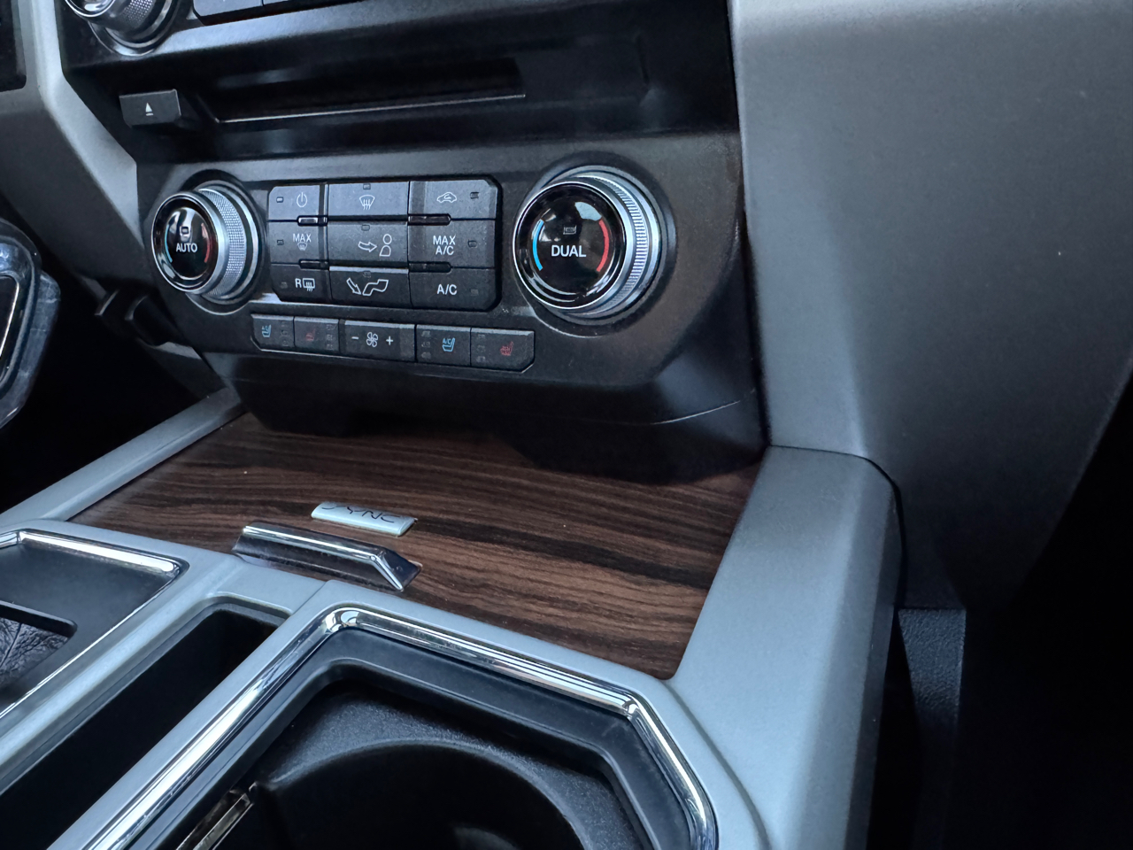 Ford F-150 Lariat SuperCab 5.5-ft Box 4WD 2015