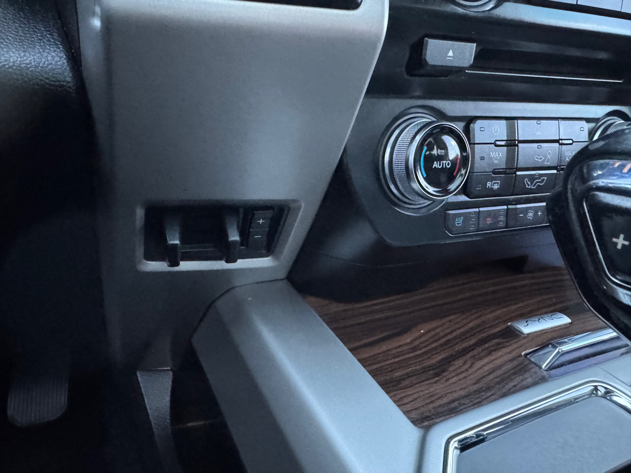 Ford F-150 Lariat SuperCab 5.5-ft Box 4WD 2015