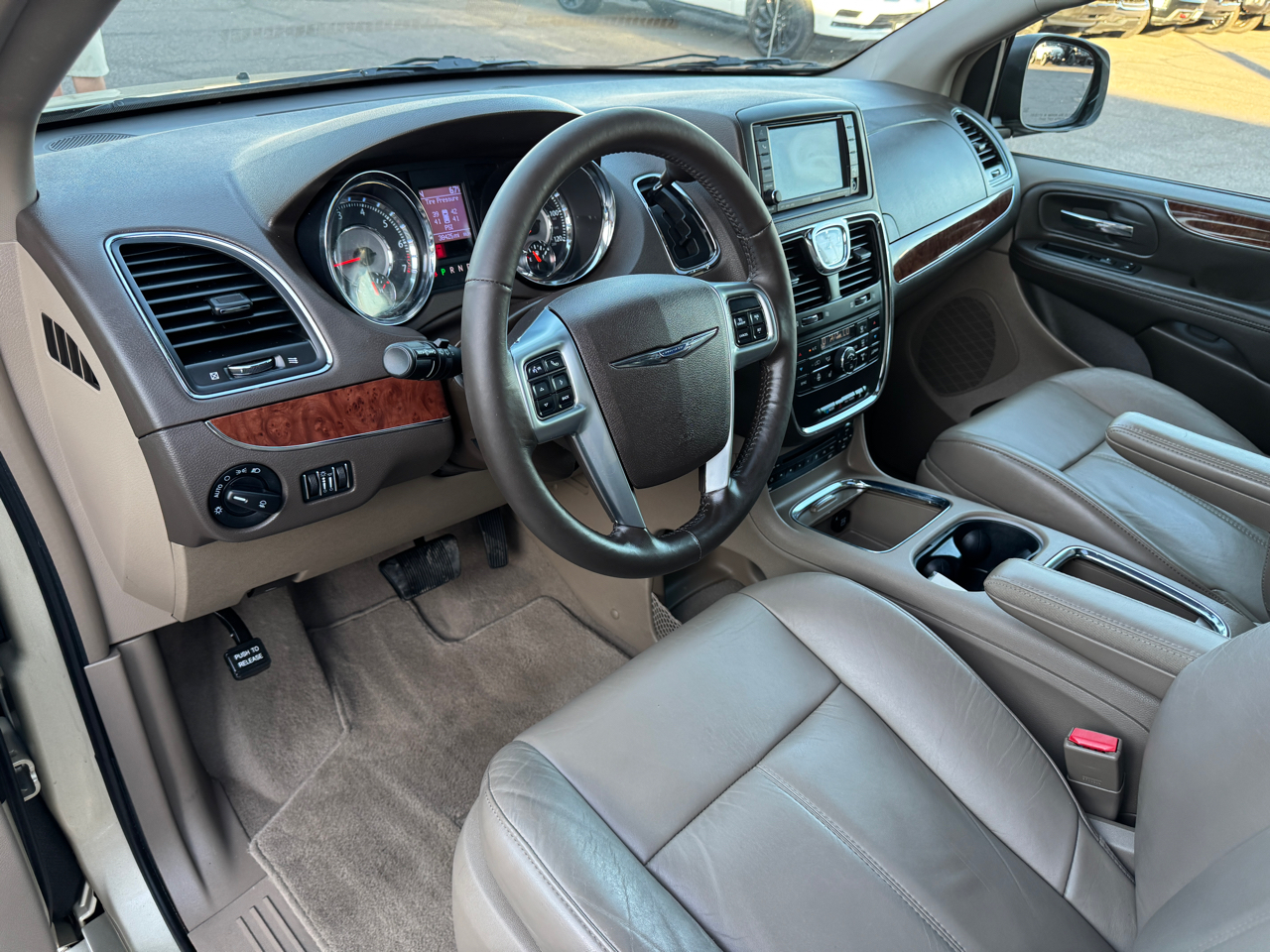 Chrysler Town & Country  2011