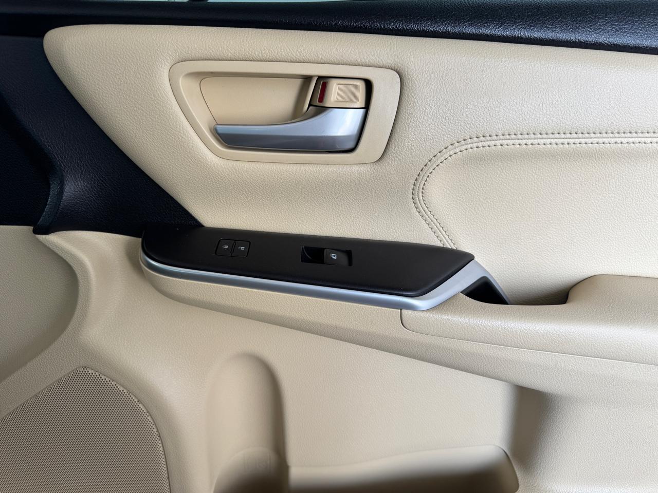 Toyota Camry XLE Auto (Natl) 2017