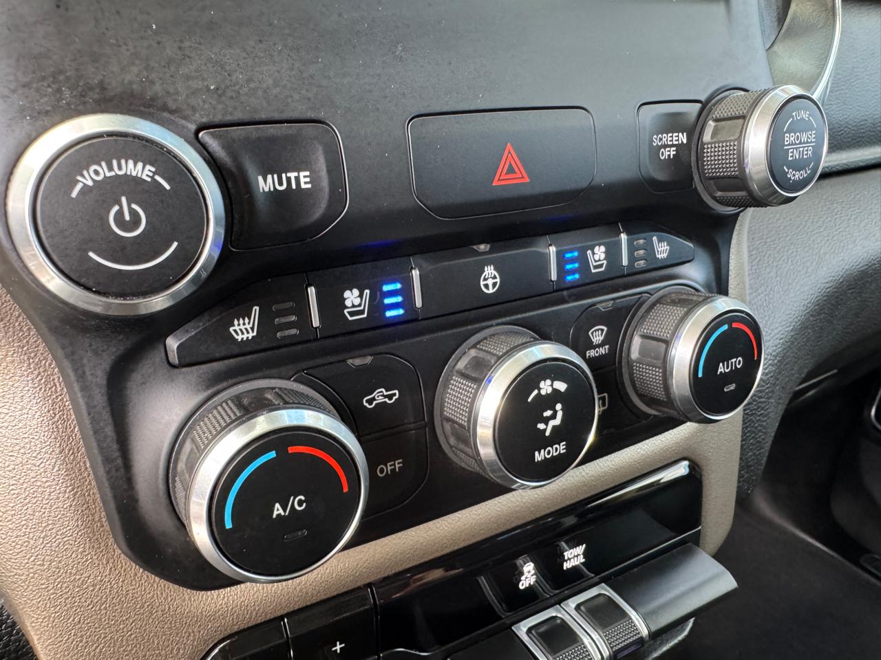 RAM 1500 Laramie 4x4 Crew Cab 5'7" Box 2019