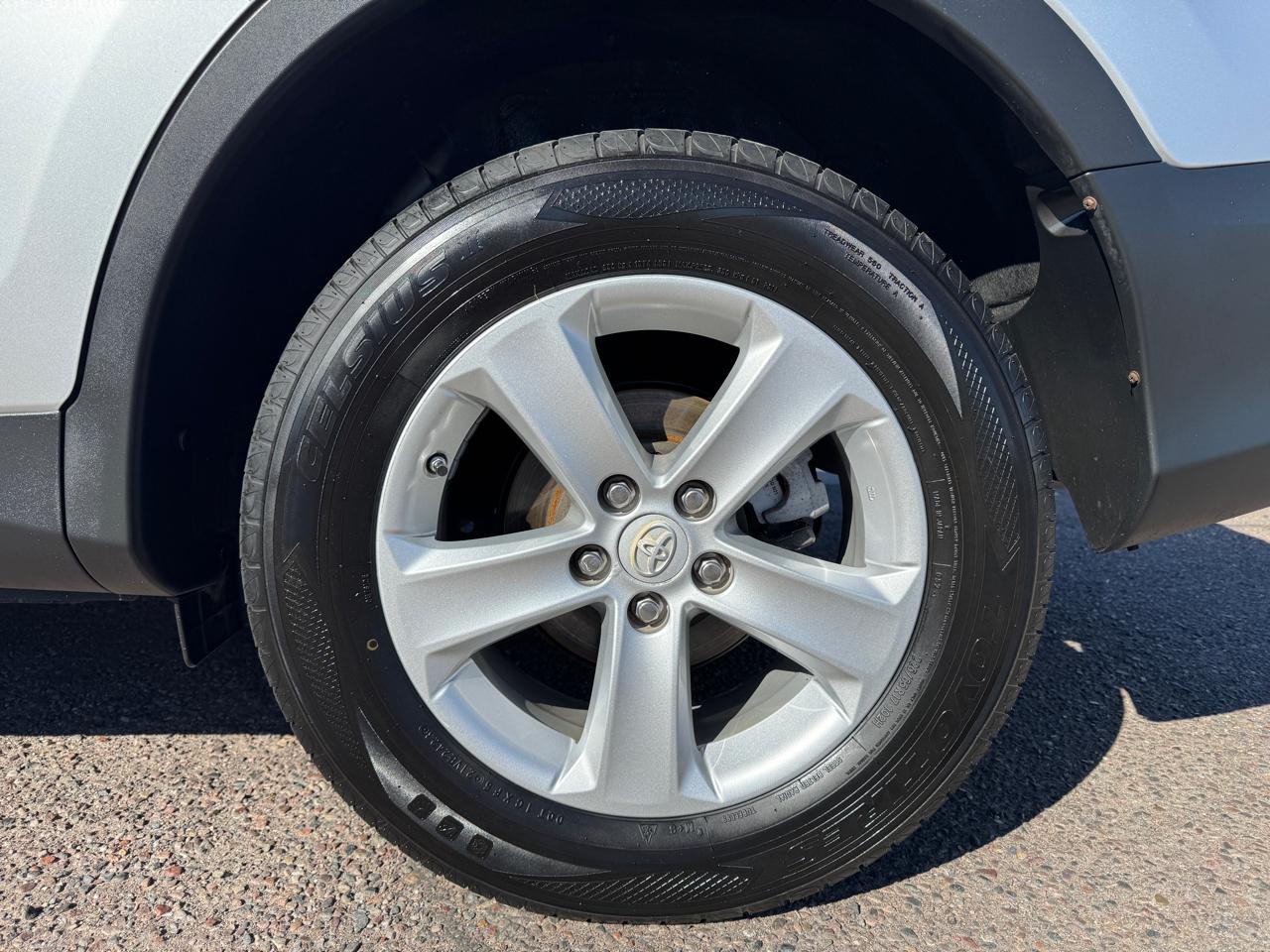 Toyota RAV4 FWD 4dr XLE (Natl) 2013