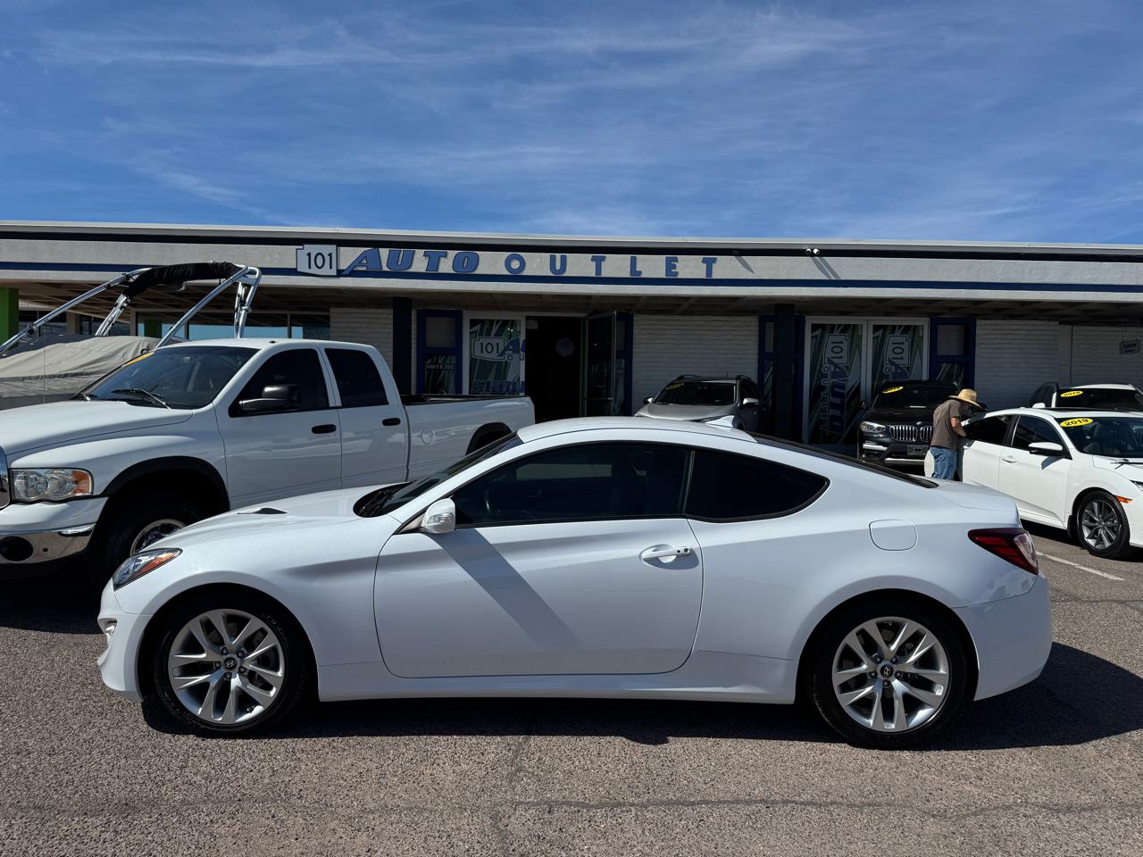 Hyundai Genesis Coupe 2dr 3.8L Auto Base w/Gray Seats 2015