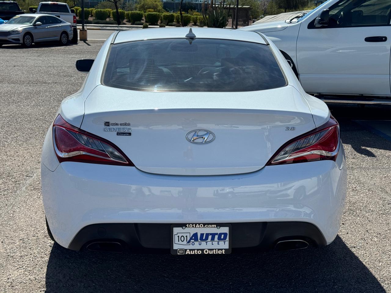 Hyundai Genesis Coupe 2dr 3.8L Auto Base w/Gray Seats 2015